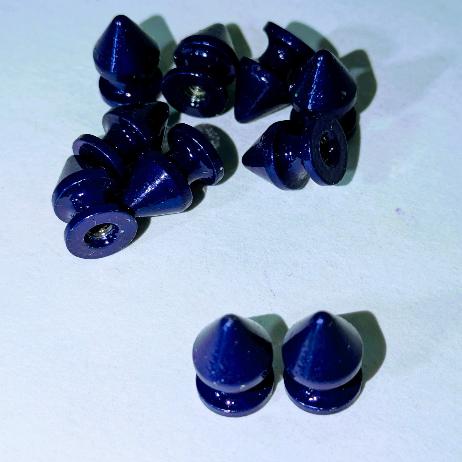 Pinchos para árbol de metal de color morado oscuro con parte posterior atornillada (paquete de 10)