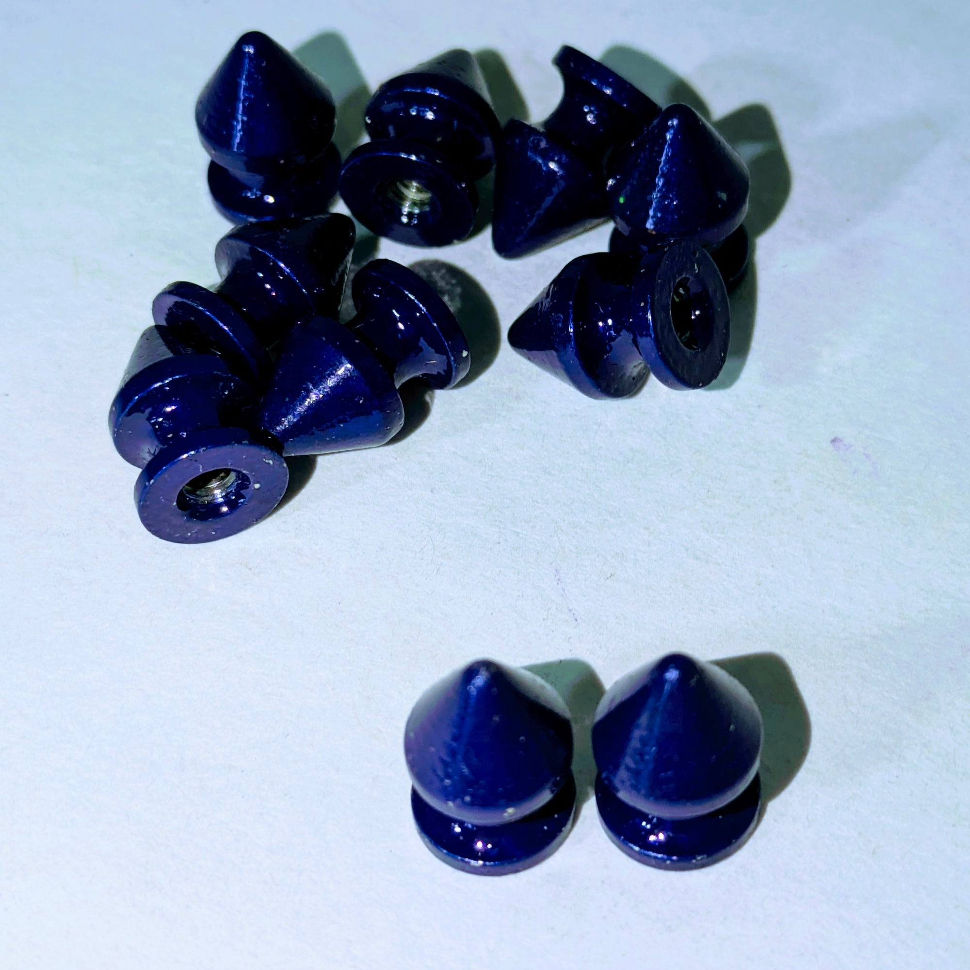 Pinchos para árbol de metal de color morado oscuro con parte posterior atornillada (paquete de 10)