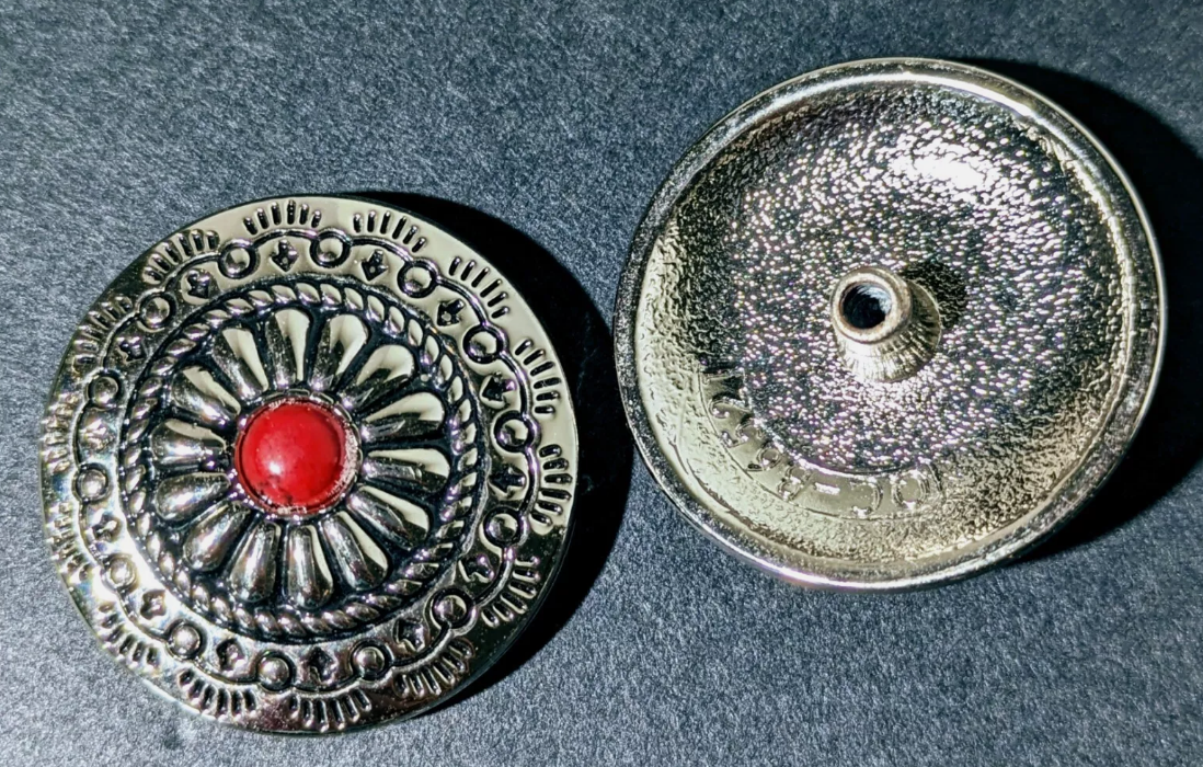 Concho - Conchos redondos estilo occidental con cierre de rosca plateados y piedra roja (paquete de 6)